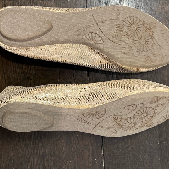 Steve Madden Women’s Gold P-Heaven Round Toe Flats - Picture 3 of 8